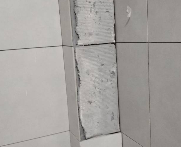 衡南瓷砖空鼓维修公司分享下瓷砖施工前基层浇水润湿程度不足，可能导致以下问题